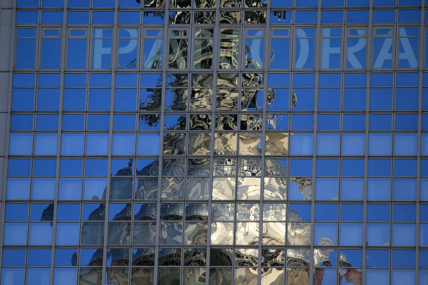 Berlínská televizní věž odraz v hotelu Panorama