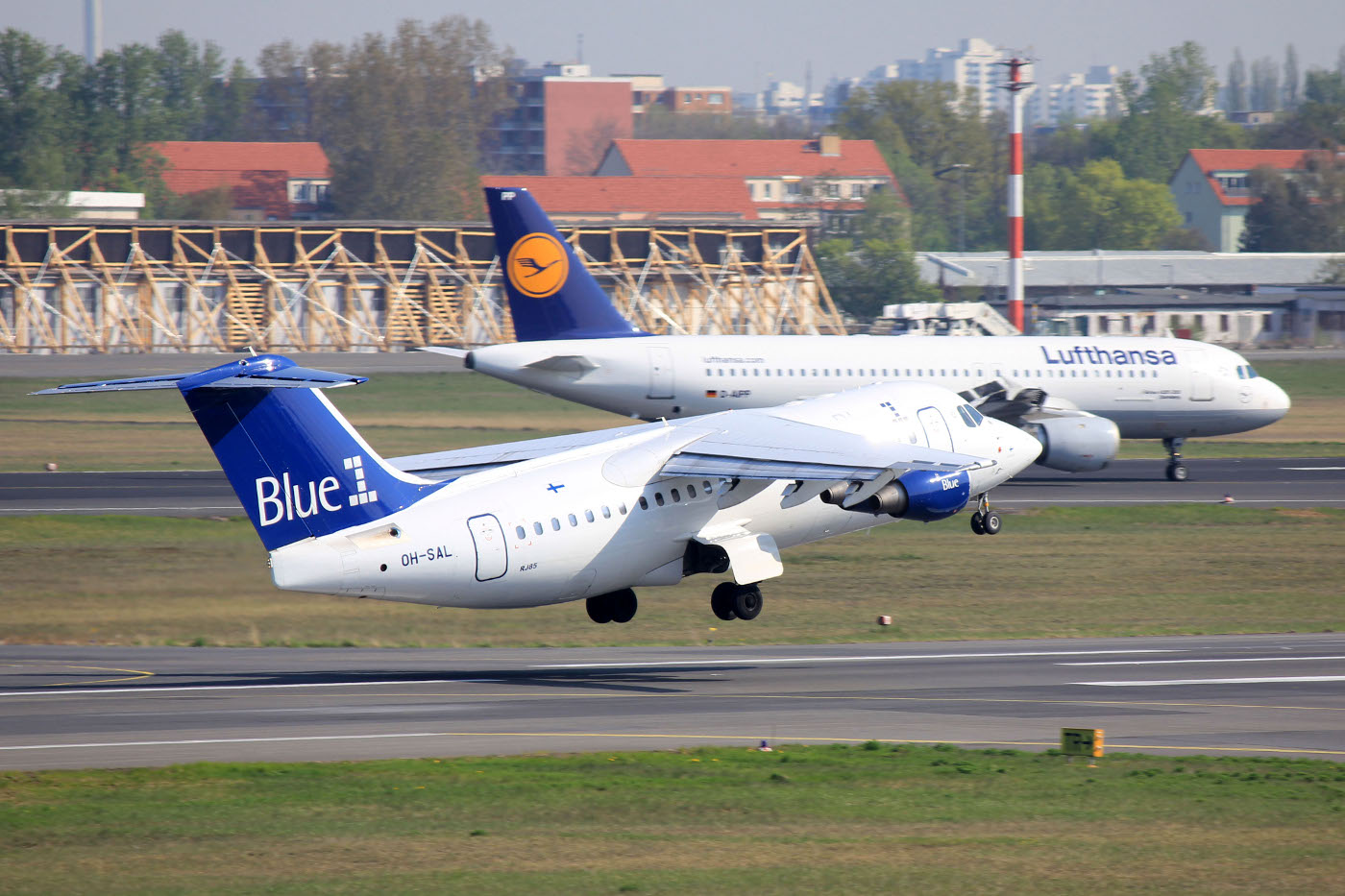 BAe146 (OH-SAL) a A320-211 (D-AIPP)