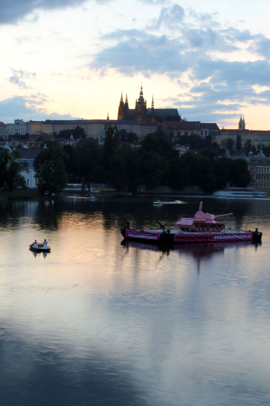 Pražský hrad a růžový tank