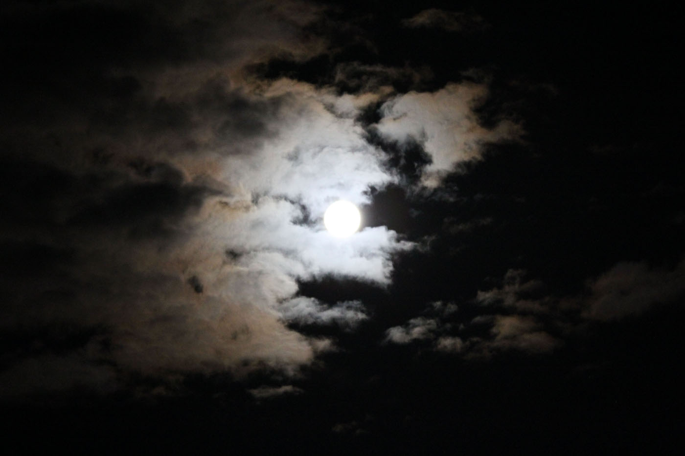 Měsíc a mraky