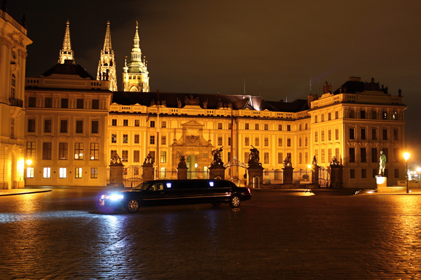 Nádvoří Pražského hradu s limuzinou