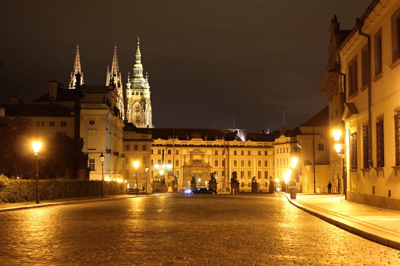 Pražský hrad s limuzinou