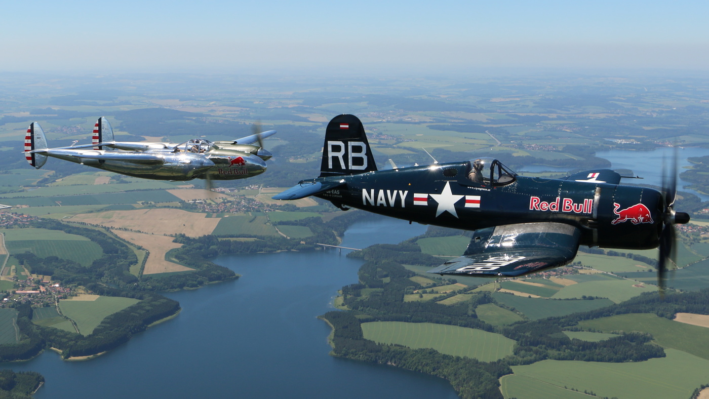 Vought F4U-4 Corsair a Lockheed P-38L