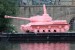 Růžový tank na Vltavě